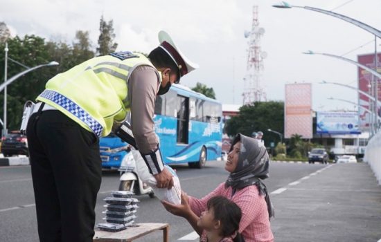 HUT Ke-76 Bhayangkara Lalu Lintas, DitLantas Polda Aceh Gelar Baksos di Jalanan