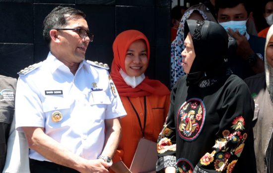 Pj Wali Kota Dampingi Mensos Risma Pantau Penyaluran BLT